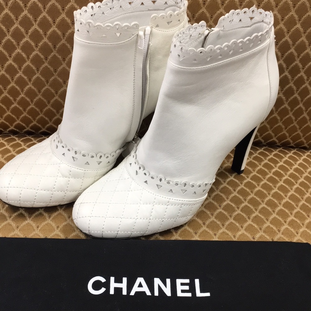 Chanel ankle white leather boots size 37 1/2C heel